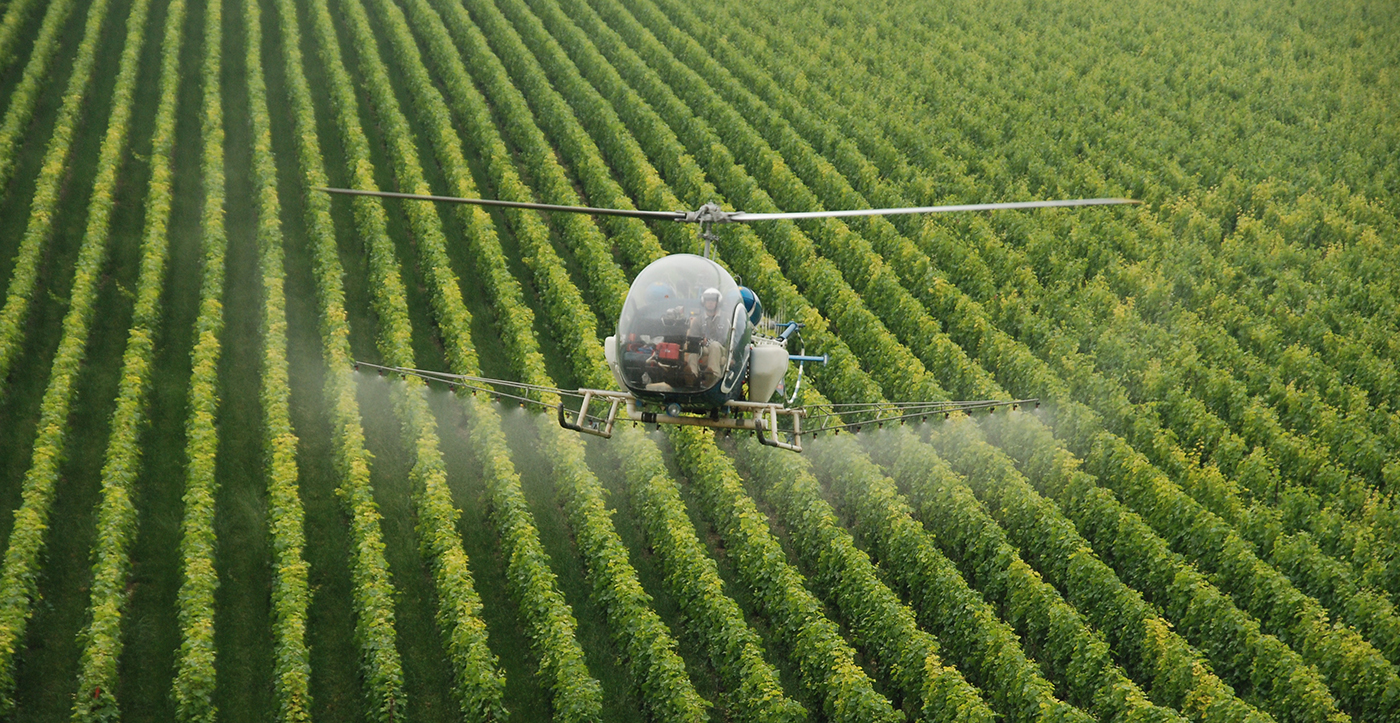 Pesticide exposure can be dangerous. Seek help immediately if you think you've been exposed! Hubschrauber im Weinberg