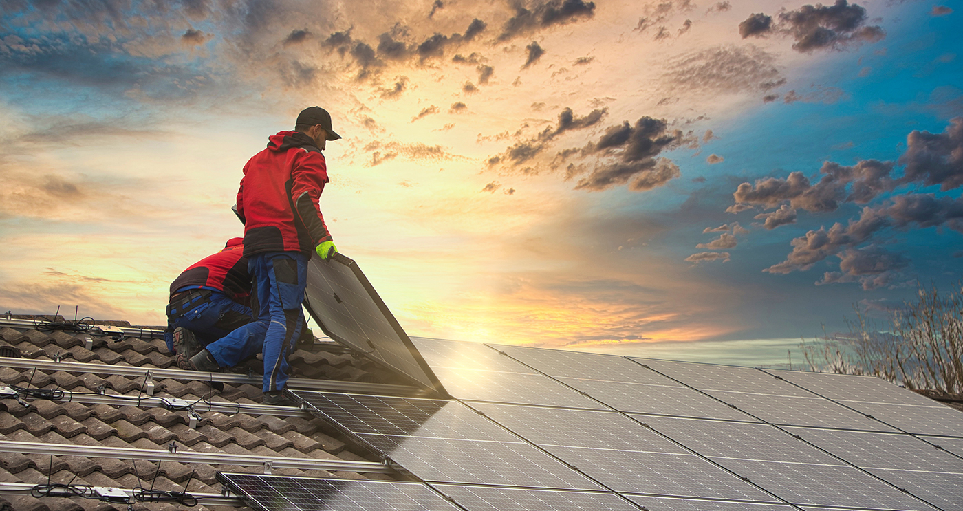 SolarPanelInstallersx2_AdobeStock_537638249-CROP_1400px