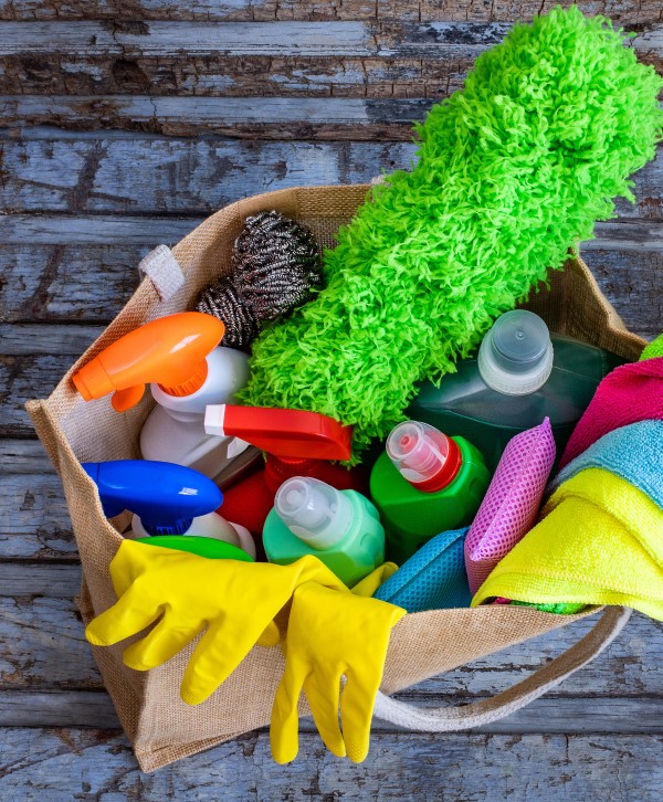 household-cleaners_600px_AdobeStock_372422220