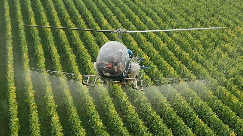 What to do if you think you've been exposed to pesticides Hubschrauber im Weinberg