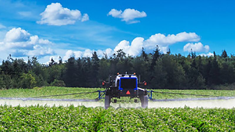 AgriculturalSprayer-on-field-potatoes_800x600